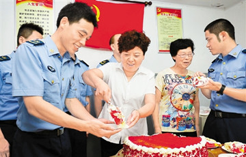“媽媽擁軍團(tuán)”帶著大蛋糕看望慰問官兵